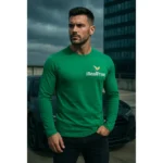Bărbat purtând bluză personalizată verde mediu cu logo iRealPrint, imagine lifestyle modernă pentru promovare și branding vizual