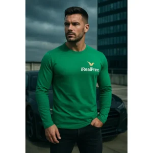 Bărbat purtând bluză personalizată verde mediu cu logo iRealPrint, imagine lifestyle modernă pentru promovare și branding vizual