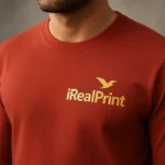 Bluză bărbați personalizată roșie văzută din perspectivă laterală, evidențiind designul modern și materialul premium pentru personalizare