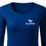 Prim-plan bluză damă albastru regal cu logo iRealPrint pe piept, design minimalist și material textil de calitate