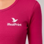 Bluză damă personalizată roz zmeură văzută din perspectivă laterală evidențiind designul modern și croiala feminină