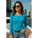 Bluză damă turcoaz personalizată purtată într-un outfit urban feminin modern