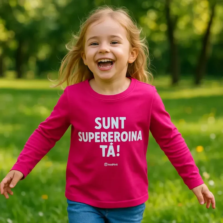 Fetiță purtând bluză roz zmeură personalizată cu mesaj Sunt Supereroina Ta în timpul jocului în parc