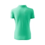 Spate tricou polo damă personalizat verde mentă prezentat pe fundal neutru pentru evidențierea croielii feminine și a designului polo
