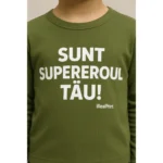 Copil purtând bluză kaki personalizată cu mesaj Sunt Supereroul Tău în timpul jocului în parc