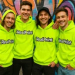Grup de bărbați purtând hanorace neon personalizate iRealPrint într-un cadru urban artistic, evidențiind stilul streetwear și identitatea vizuală de echipă