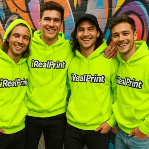 Grup de bărbați purtând hanorace neon personalizate iRealPrint într-un cadru urban artistic, evidențiind stilul streetwear și identitatea vizuală de echipă