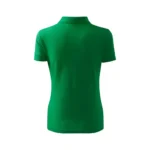 Spate tricou polo damă personalizat verde mediu prezentat pe fundal neutru pentru evidențierea croielii feminine și a designului produsului