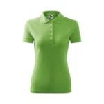 Tricou polo damă personalizat verde iarbă prezentat frontal pe fundal neutru pentru evidențierea croielii feminine și a suprafeței de personalizare
