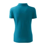 Spate tricou polo damă personalizat turcoaz închis prezentat pe fundal neutru pentru evidențierea croielii feminine