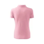 Spate tricou polo damă personalizat roz prezentat pe fundal neutru pentru evidențierea croielii feminine și a designului curat
