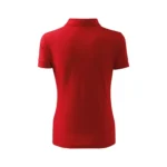 Spate tricou polo damă personalizat roșu prezentat pe fundal neutru pentru evidențierea croielii feminine și a designului curat