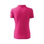 Spate tricou polo damă personalizat purpuriu prezentat pe fundal neutru pentru evidențierea croielii și a designului curat