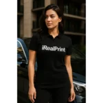Femeie purtând tricou polo damă personalizat negru cu logo, stil business modern și imagine profesională pentru brand
