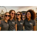 Grup de femei purtând tricouri polo damă gri metalic personalizate cu logo la eveniment outdoor cu branding vizibil