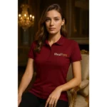 Femeie purtând tricou polo damă garnet personalizat cu logo într-un decor elegant, imagine premium pentru branding corporate