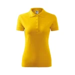 Detaliu logo iRealPrint aplicat prin transfer termic pe tricou polo damă galben cu contrast puternic și personalizare clară
