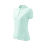 Tricou polo damă frost văzut din perspectivă laterală, croială feminină modernă și stil business casual potrivit pentru branding