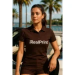 Femeie purtând tricou polo damă cafea personalizat cu logo într-un cadru urban elegant, stil business casual potrivit pentru branding
