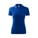 Tricou polo damă personalizat albastru regal prezentat frontal pe fundal neutru pentru evidențierea croielii feminine și a zonei de personalizare