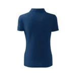 Spate tricou polo damă personalizat albastru nocturn prezentat pe fundal neutru pentru evidențierea croielii feminine și a designului minimalist