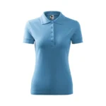 Tricou polo damă personalizat albastru azur prezentat frontal pe fundal neutru pentru evidențierea croielii feminine și a zonei de personalizare pentru logo