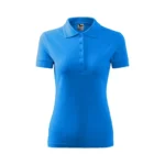 Tricou polo damă personalizat albastru prezentat frontal pe fundal neutru pentru evidențierea croielii feminine și a zonei de personalizare pentru logo