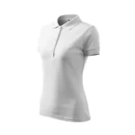 Tricou polo damă personalizat alb prezentat din perspectivă laterală pentru evidențierea croielii cambrate și a designului elegant polo