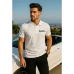 Echipă de bărbați purtând tricouri polo personalizate albe într-un context urban profesional, evidențiind utilizarea pentru uniforme corporate și identitate de brand