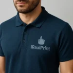 Model masculin purtând tricou polo bărbați personalizat albastru navy într-un cadru urban modern, ilustrând stilul business-casual și utilizarea pentru echipe