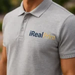 Tricou polo bărbați personalizat gri deschis cu logo iRealPrint aplicat prin transfer termic profesional pe piept