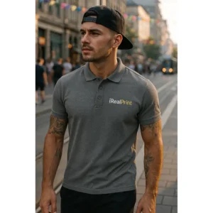 Bărbat purtând tricou polo personalizat gri închis cu logo iRealPrint într-un decor urban modern, imagine lifestyle pentru branding vizual premium
