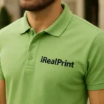 Detaliu personalizare logo pe tricou polo bărbați verde iarbă realizat prin transfer termic clar, vizibilitate excelentă pentru identitatea vizuală a companiei