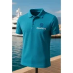 Bărbat purtând tricou polo personalizat turcoaz închis într-un cadru marin elegant, ținută business casual modernă pentru branding premium