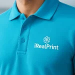 Detaliu personalizare logo pe tricou polo bărbați turcoaz, imprimare clară pe material textil premium pentru vizibilitate excelentă a brandului