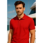 Bărbat purtând tricou polo personalizat roșu într-un cadru elegant pe puntea unei ambarcațiuni, ținută profesională pentru imagine de brand dinamică