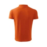 Spate tricou polo bărbați portocaliu prezentat pe fundal simplu, croială modernă și material confortabil potrivit pentru uniforme și evenimente