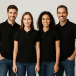 Grup de persoane purtând tricouri polo personalizate negre într-o prezentare studio, uniforme moderne pentru echipe corporate