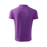 Spate tricou polo bărbați mov prezentat pe fundal simplu, croială modernă și material confortabil potrivit pentru uniforme și echipe corporate