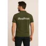Model masculin purtând tricou polo verde militar personalizat cu logo iRealPrint într-un cadru outdoor, imagine premium pentru branding companie