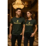 Model bărbat și femeie purtând tricouri unisex personalizate gri ardezie într-un cadru elegant, imagine lifestyle pentru branding și prezentare produs