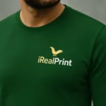 Detaliu bluză bărbați personalizată verde sticlă cu logo iRealPrint aplicat prin transfer termic profesional, evidențiind claritatea imprimării și contrastul vizual