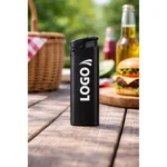 Brichetă neagră personalizată cu logo, utilizare lifestyle în context de eveniment sau outdoor, ideală pentru HoReCa premium și activări de brand.