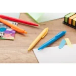 Pix bambus Foxy galben prezent într-un spațiu de lucru cu caiete și instrumente de birou, pix promoțional eco pentru branding și activități creative