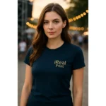 Model feminin purtând tricou damă personalizat albastru navy în context lifestyle outdoor cu lumini de eveniment, exemplu de branding vizibil
