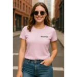 Model feminin purtând tricou damă personalizat roz orhidee într-un decor urban modern, exemplu de utilizare casual