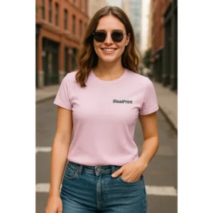 Model feminin purtând tricou damă personalizat roz orhidee într-un decor urban modern, exemplu de utilizare casual