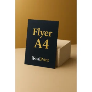 Flyer A4 personalizat realizat prin tipar profesional prezentat lângă o stivă de materiale promoționale pentru evidențierea calității printului.