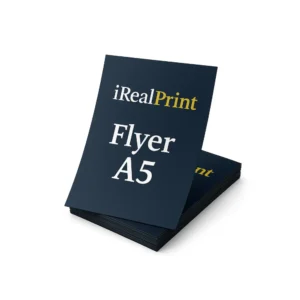 Flyer A5 personalizat prezentat pe o stivă de materiale promoționale pentru evidențierea calității tiparului profesional.