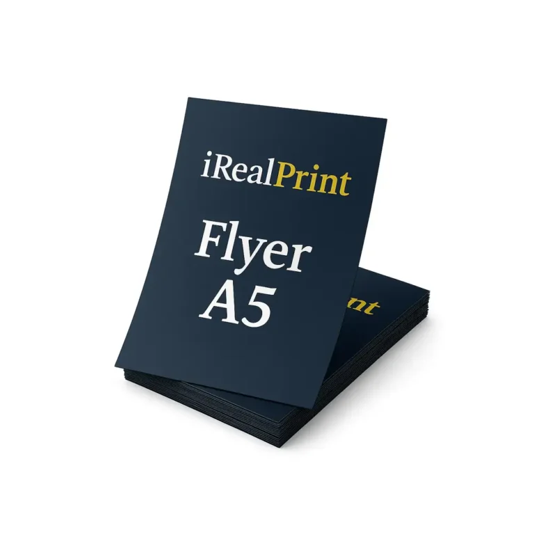 Flyer A5 personalizat prezentat pe o stivă de materiale promoționale pentru evidențierea calității tiparului profesional.